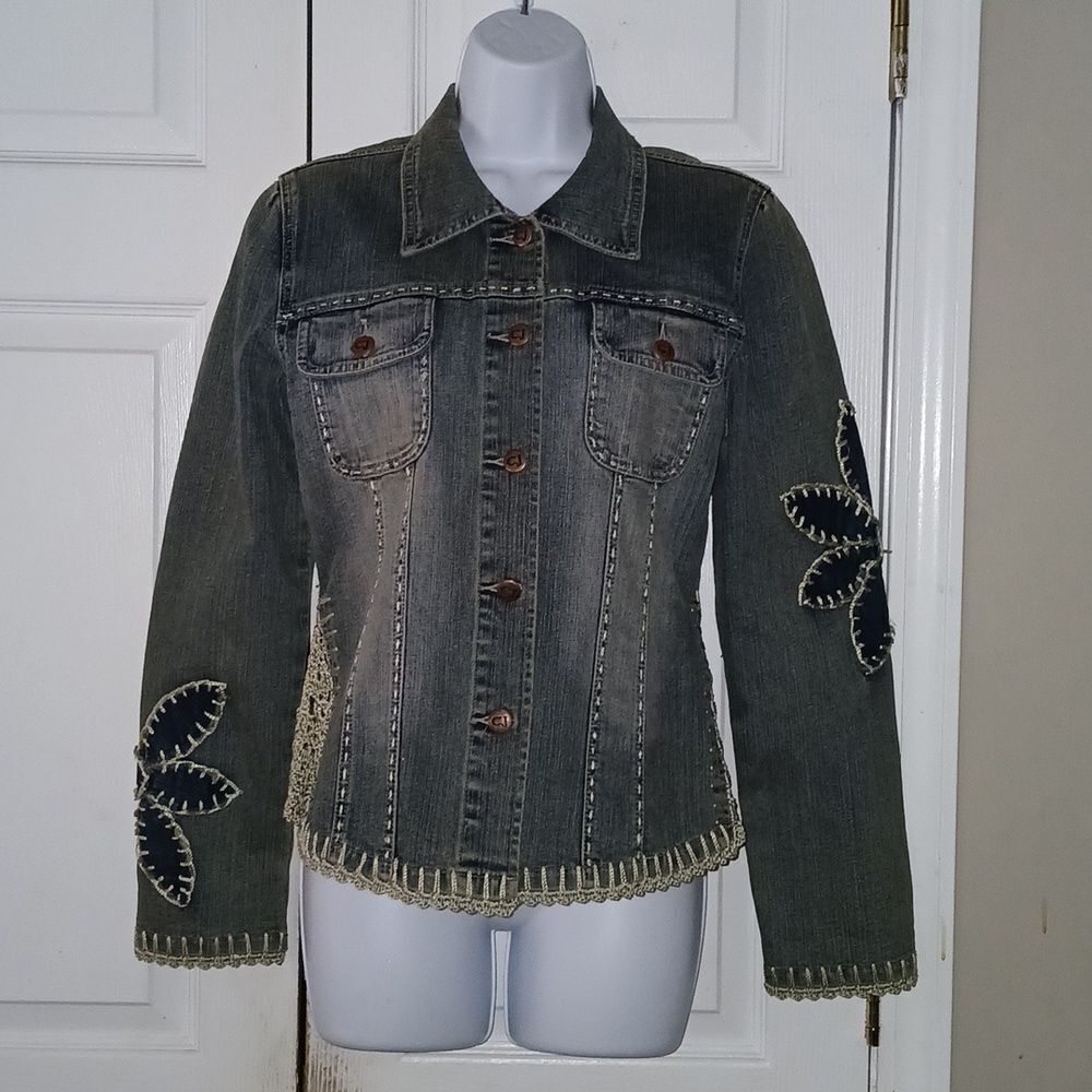 Crest vintage denim crochet flower applique boho whipstitch jean jacket  Sz M
